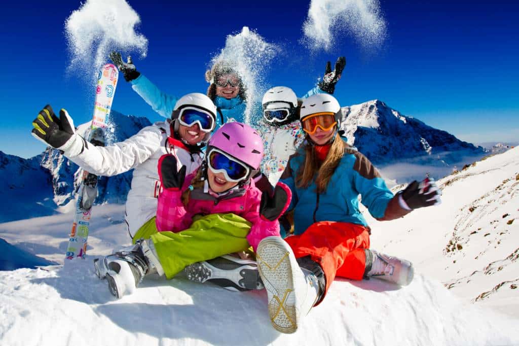 ski en famille dans les montagnes vacances