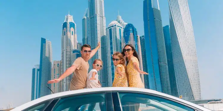 Une famille en voyage à Dubaï