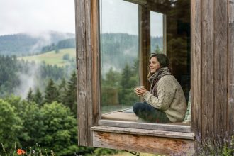 Femme relaxant dans une cabane Vosges avec vue panoramique
