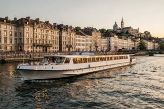 Croisière repas sur la Saône à Lyon avec vue sur Vieux-Lyon et la basilique de Fourvière au crépuscule