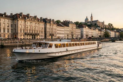 Croisière repas sur la Saône à Lyon avec vue sur Vieux-Lyon et la basilique de Fourvière au crépuscule