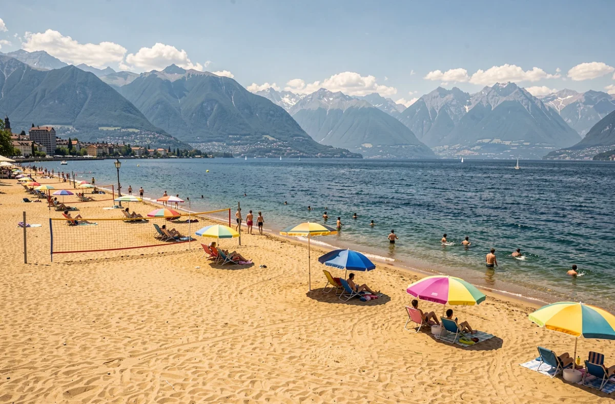 Excenevex Plage avec sable fin doré au bord du lac Léman en Haute-Savoie et vue sur les Alpes suisses