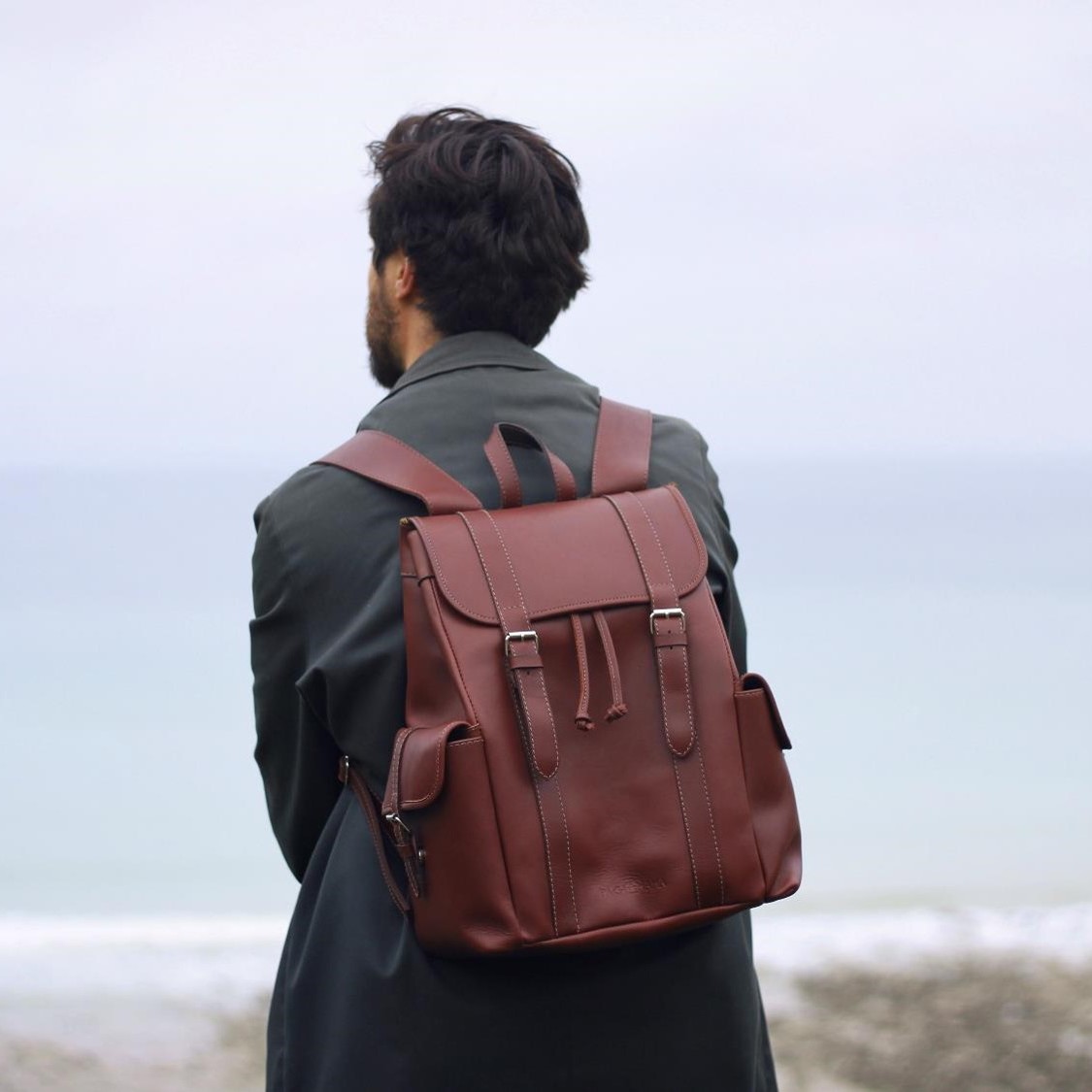 Sac à dos marron porté lors d’une escapade