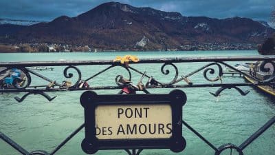 Un lieu incontournable à Annecy : le Pont des Amours