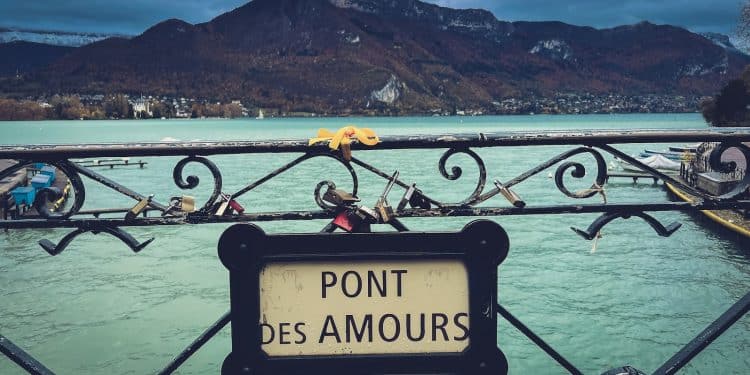 Un lieu incontournable à Annecy : le Pont des Amours
