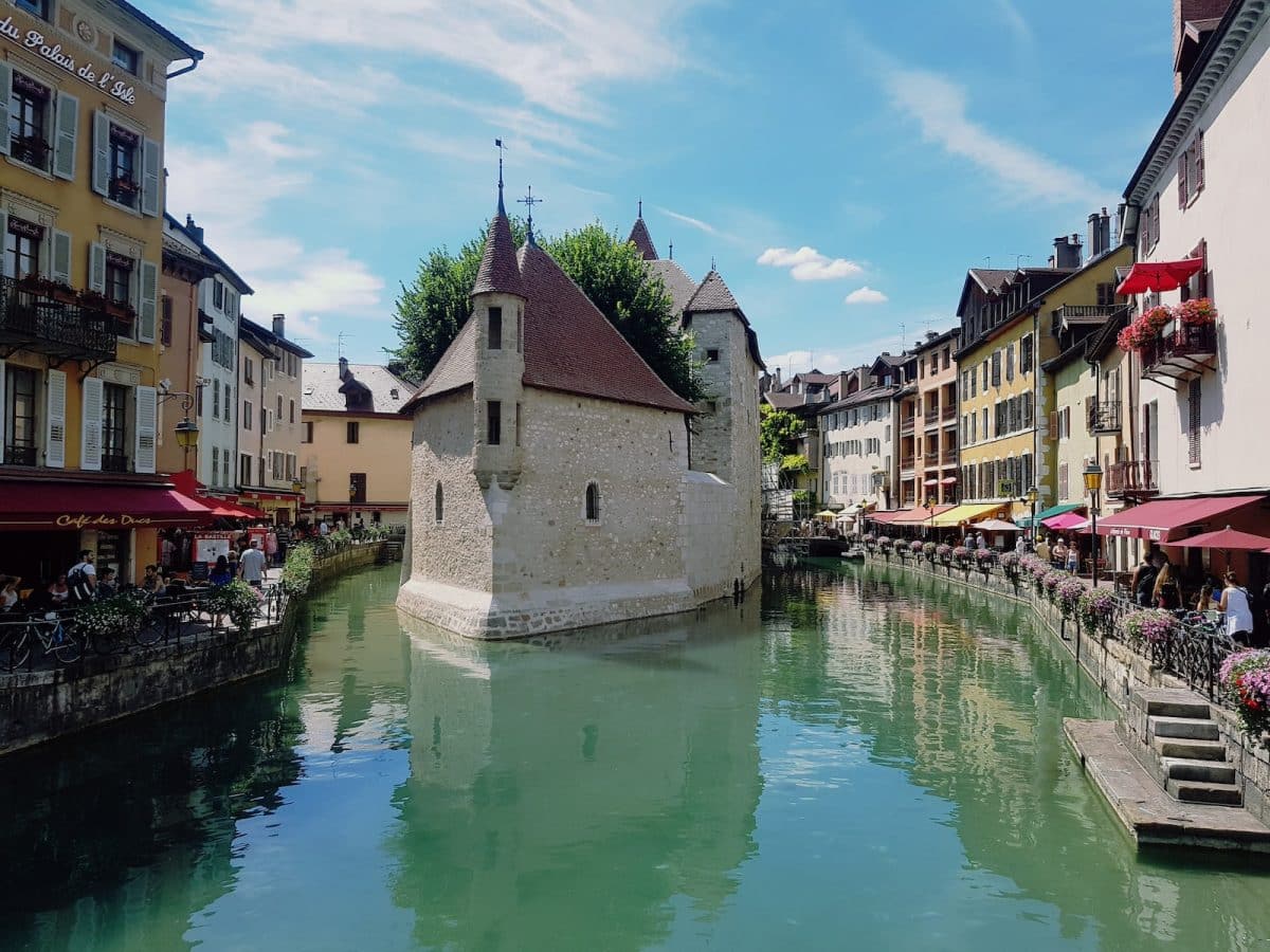 Un lieu incontournable à Annecy : le Pont des Amours
